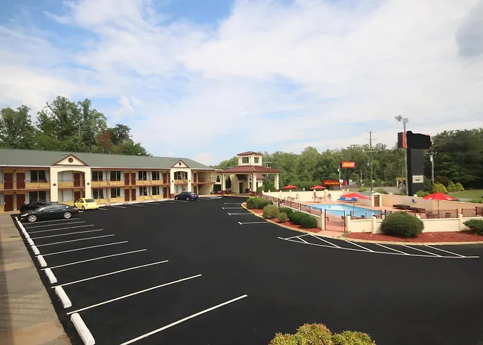 Econo Lodge Inn And Suites - Pilot Mountain