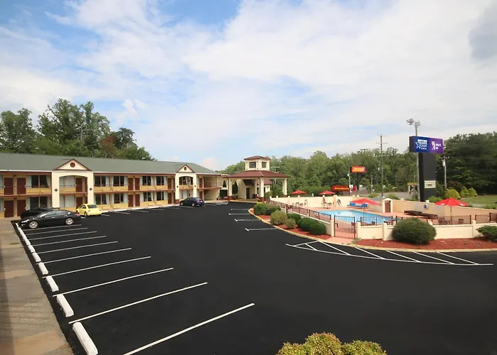 Econo Lodge Inn And Suites - Pilot Mountain