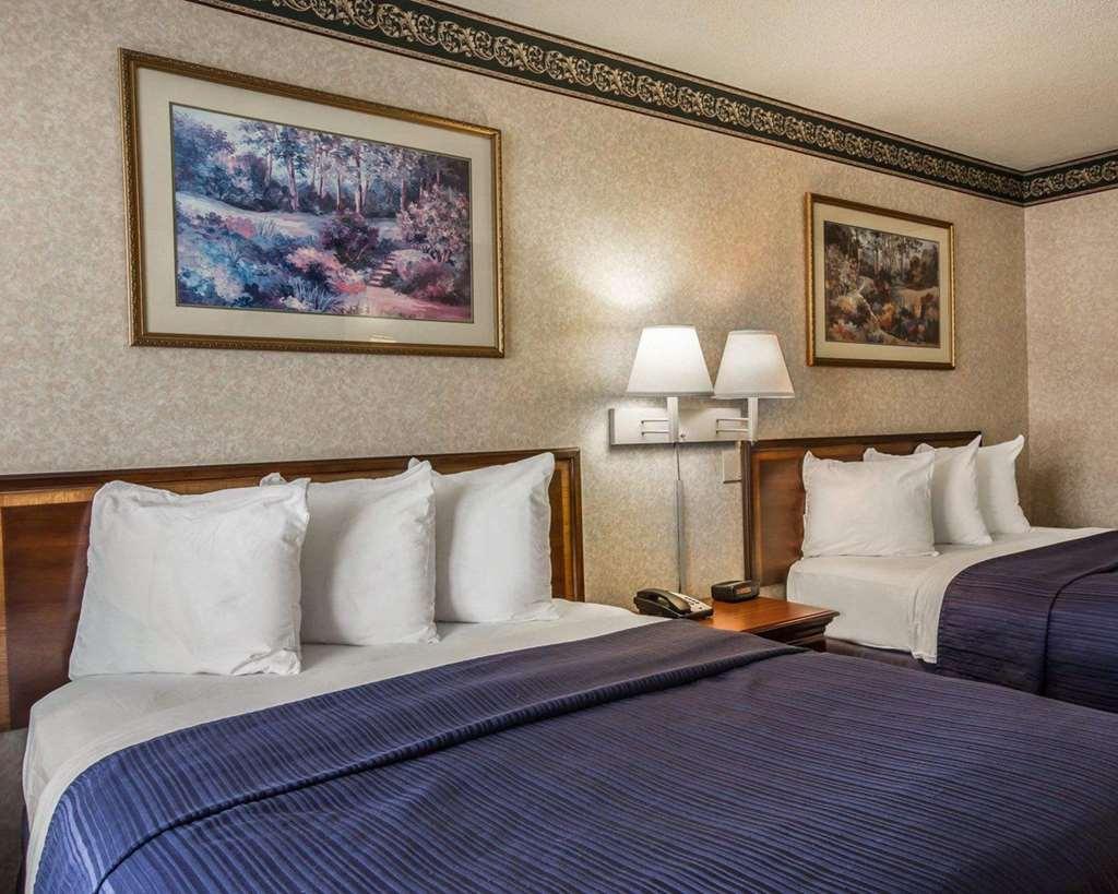Econo Lodge Inn And Suites - Pilot Mountain