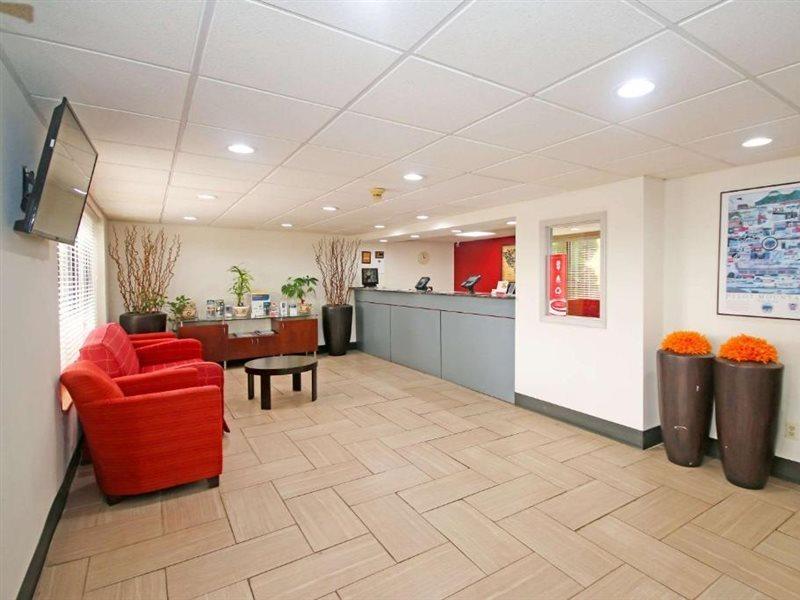 Econo Lodge Inn And Suites - Pilot Mountain Motel 2*