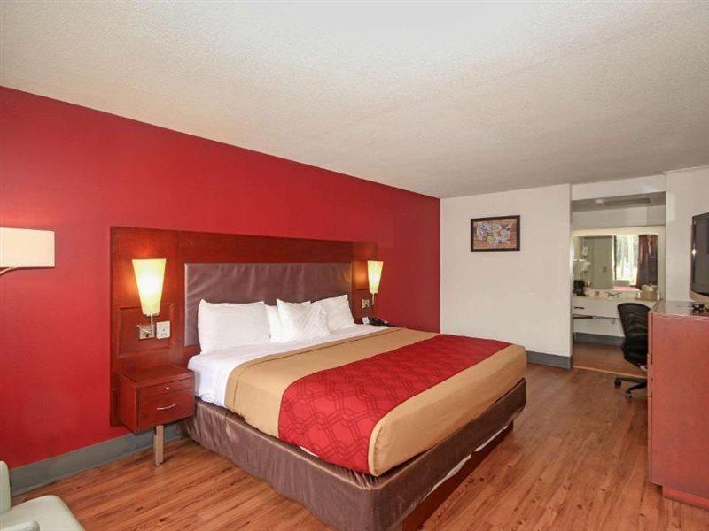 Econo Lodge Inn And Suites - Pilot Mountain