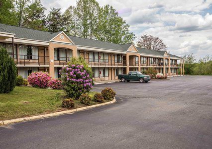 Econo Lodge Inn And Suites - Pilot Mountain 2*