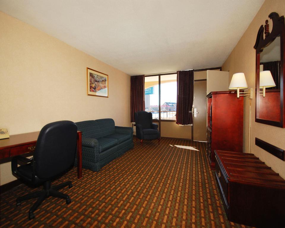 Motel Econo And - Pilot Mountain