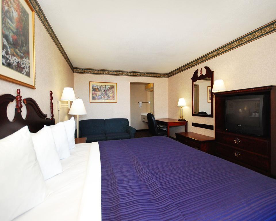 Econo Lodge Inn And Suites - Pilot Mountain Motel