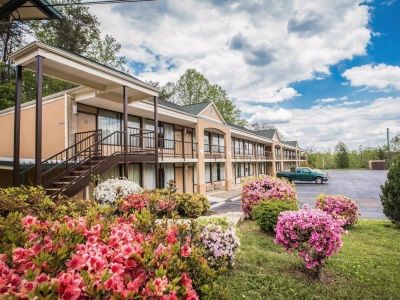 Econo Lodge Inn And Suites - Pilot Mountain 2*