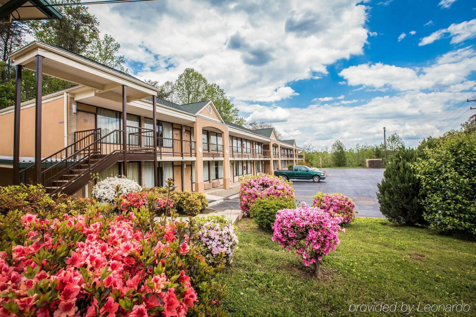 Econo Lodge Inn And Suites - Pilot Mountain Motel
