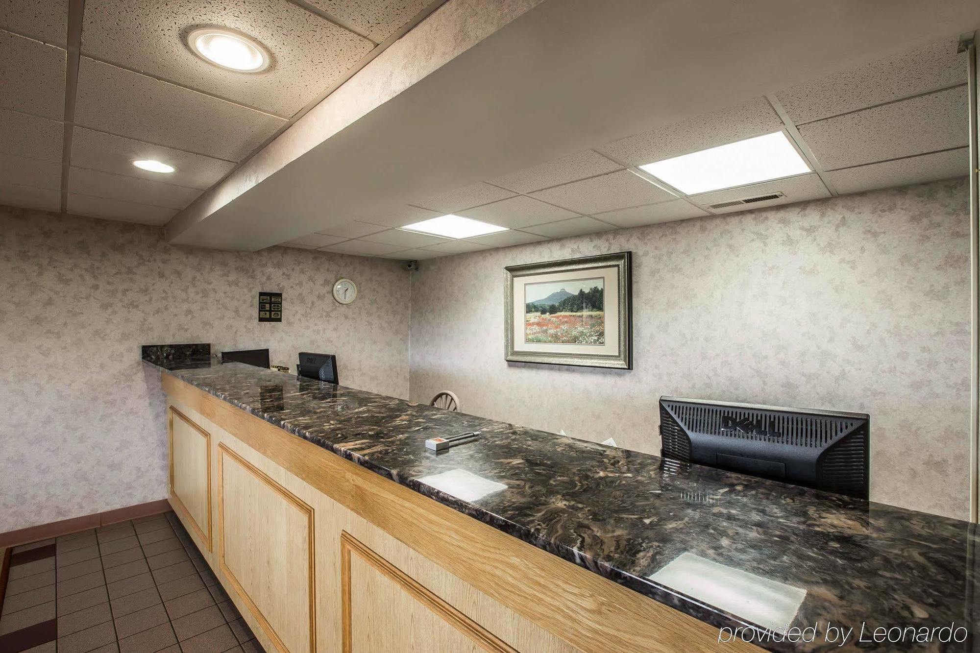 Econo Lodge Inn And Suites - Pilot Mountain Motel 2*
